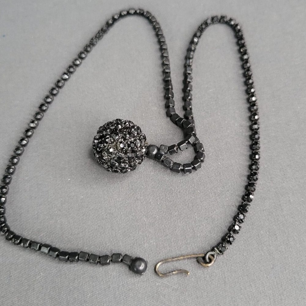 Vintage Black Rhinestone Link Chain Round Shaped Pendant Fashion Necklace 18 in